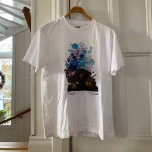 Oanvänd Uniqlo T-shirt - Helt oanvänd T-shirt med tryck