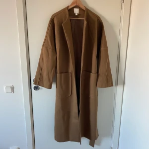 Brun kappa - Helt ny Lång kamelbrun kappa från H&M🤍frakt ingår i priset🟤nypris:699kr