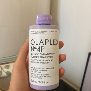 Olaplex silverschampoo  - Säljer💜 har andvänt en gång men funkar inte för mitt hår tyvärr men vet att andra älskar, nästan fullt iallfall 