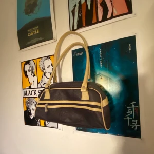 Väska  - Lila och beige väska köpt second hand.