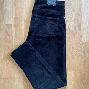 Manchesterbyxor - Svarta manchesterbyxor Weekday