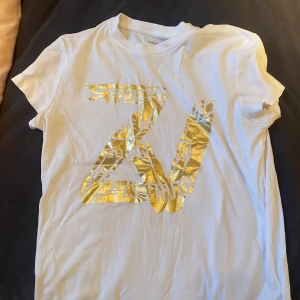 Cool t shirt  - Äkta zadig voltaire t shirt med coolt tryck!! Kostade ca 1000 från början.  Aldrig använd!