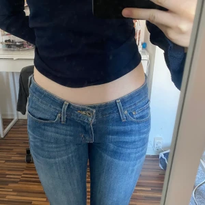 Lågmidjade levis jeans - Vintage lågmidjade levis jeans som är i bra skick i strl 26. Säljer för 250kr då de inte kommer till användning.💘