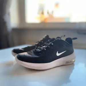 Säljer dessa Nike skor som är sparsamt använda, ser helt nyköpta ut på ovansidan, storlek 38