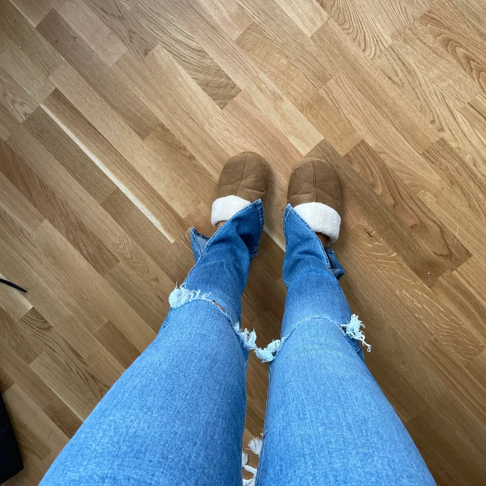 Jättesnygga jeans från zara som är oanvända. Jag är 171 cm lång 💘. Jeans & Byxor.