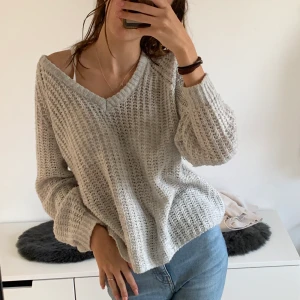 Stickad grå tröja - Supermysig material. I bra skick. Inte så tjock men väldigt mysig. 