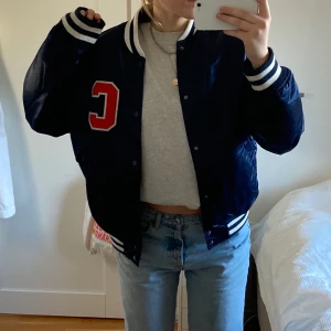 Jacka - Super fin jacka som är köpt secondhand men helt som nyskick varm och skön med så cool modell och material fickor både inne och utanpå och stängs med knappar  framtill! Lätt vadderad så varm och skön nu till höst/vintern🤩   