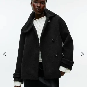 Arket jacka  - Säljer denna jacka då jag råkade beställa hem två stycken. Aldrig använd eller provad och med prislapp kvar. Superpopulår och helt slutsåld både i butik och på hemsida. Passar mig som är 163 lång. Skickar gärna bilder. KÖP DIREKT FÖR 2200