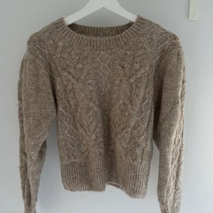Stickad tröja - Stickad tröja från Kappahl i storlek xs. Nästan aldrig använt! (Nypris 399kr) Köparen står för frakt!