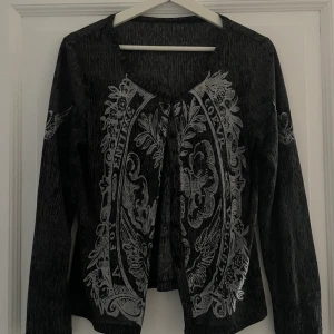 Trendig topp/blus - Säljer denna superfina trendiga blusen/toppen, materialet är lite see-through så assnyggt att bara knäppa mittenknappen och ha ett linne under :}  Storleken står ej i plagget men skulle gissa en S-M! Kan mötas upp eller frakta mot kostnad☺️