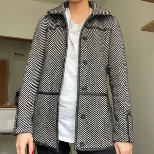 Kappa med mönster  - Har själv köpt kappan second hand och trots lite slitningar så fungerar den ändå utmärkt 😊