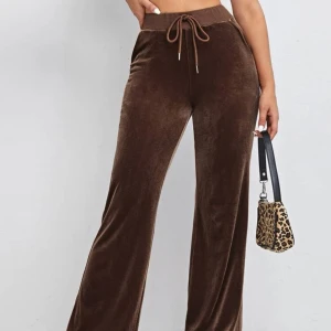 Högmidjade byxor - Fina byxor i tre olika färger, brun, blå, svart. Jätte mjuka och fina. Aldrig använda, endast testade🥰