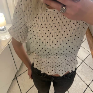 Prickig topp💗 - Så söt prickig topp från Ginatricot💗 Använd en gång så jättebra skick!! Passar xs-m