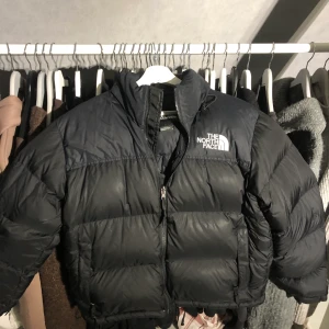 The north face jacka storlek l - Tjena hjälper tjejen att sälja sin jacka. Hon köpte den förra vintern, den är storlek l Nypris 3200