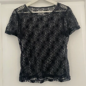 Spetströja - Spetstopp med blomdekor, bra att använda som lager i en outfit, t.ex under en klänning :}  Andra bilden visar hur see-through toppen är☺️Finns inga lappar som visar storlek men den sitter som en M skulle jag säga :} Kan mötas eller frakta mot kostnad! <3 