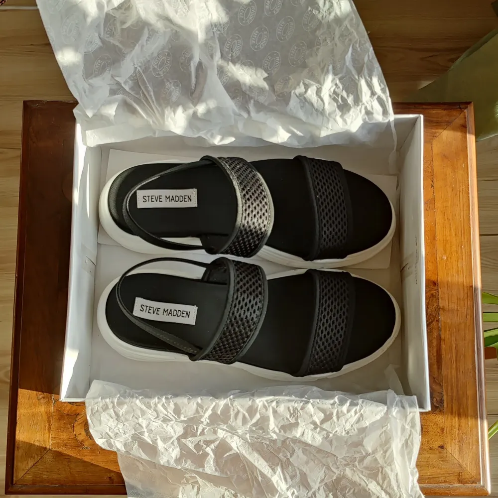 Steve Madden sandaler i designen Sublime. Svåra att få tag på om man vill köpa i butik 💞 Skorna är i bra skick då de knappt har använts. De har en liten klack/platå. Skickas med orginallådan, fler bilder går att få ❤️. Skor.