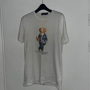En polo Ralph lauren T-shirt i storlek S, använd några få gånger så skicket är bra! 