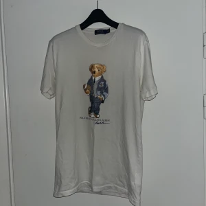Polo Ralph lauren T-shirt - En polo Ralph lauren T-shirt i storlek S, använd några få gånger så skicket är bra! 