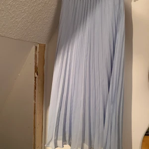 Gullig ljusblå kjol från Monki - Superfin och somrig kjol! Endast använd 1 gång, säljes då den är för liten för mig.:( tyvärr! Himmelsblå, plisserad, resår i midjan.  (Tryck på kontakta mig🫶)