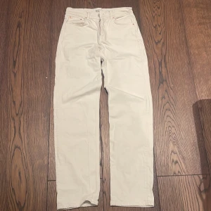 GinaTricot jeans - Ljusbeigea jeans från Gina, en pytteliten fläck längst ner vid enda byxbenet men inget man tänker på, därav priset. Storlek 36. 50kr+frakt