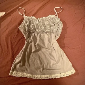 Vintage coquette Korea topp - En jättegullig coquette, milkmaid liknande top som jag köpte i Korea! 💕Frakten är 45