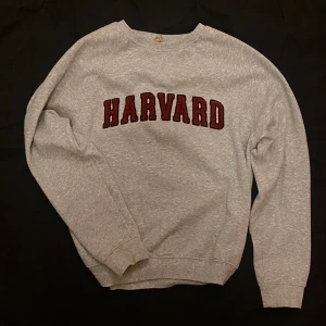 Harvard sweatshirt <3 - Superfin grå collegetröja med mörkrött Harvard-tryck 🖤Passar XS/S/M 👻