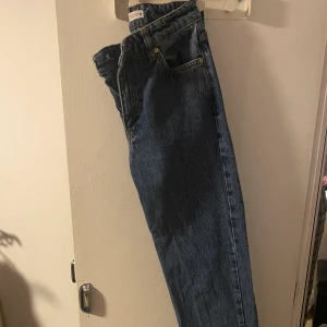 Zara jeans - Mid Rise jeans från zara i en mörkare blå typ. Knappt använda. Lite korta på mig som är 177 cm lång 