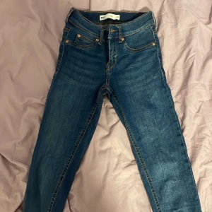 Jeans - Skinny jeans, vääääldigt korta.  Mid/low waist