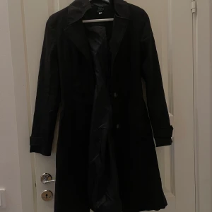 Svart kappa - Fin svart kappa som inte används längre, storleken 36