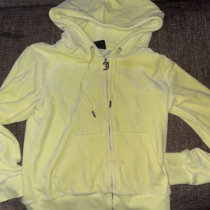Juicy Couture gul - Säljer min juicy Couture. Köpte på juicy hemsida. Köpte för 2300kr och säljer för 1400kr. I en bra stick. Kan träffa i Gbg och skickas på frakt. Byxor är Xs och tröja är M small i storlek. 