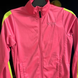 Träningsjacka  - Helt oanvänd träningsjacka. Den är fin i verkligheten och passar perfekt och är bekväm. 