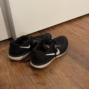 Nike skor - Säljer dessa Nike träningsskor i storlek 41. Använda Max 5 gånger, inga defekter förutom lite skitiga men går att tvätta bort. 🤍