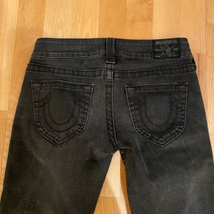 True religon jeans  - säljer dessa jätte snygga true religon jenasen i mörk grå.💕  Betalar endast med Swish💕 Kan posta idag!💕
