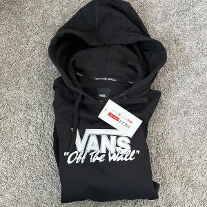 Vans Hoodie - Helt ny Vans Hoodie med lappen kvar! Fick den för ett år sen i fördelsedagspresent därav är priset på lappen bortklöst. Neva Outlet är en butik i USA🤗