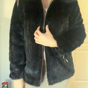 Svart pälsjacka - Från Zara. I storlek: small.