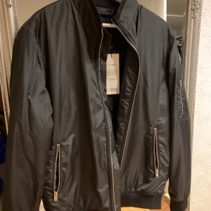 Bomberjacka  - Säljer denna bomberjacka då den aldrig kommit till användning. Aldrig använd med lappen kvar. Nypris 900kr. 