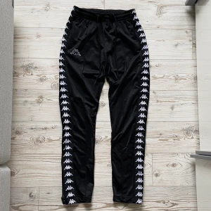Kappa byxor <3 - Snygga byxor från Kappa 🖤De har Kappa-trycket längs benen samt ett tryck på framsidan, och byxorna har snörning i midjan <3 Jag är 175cm för referens (se bild 3 för längden)