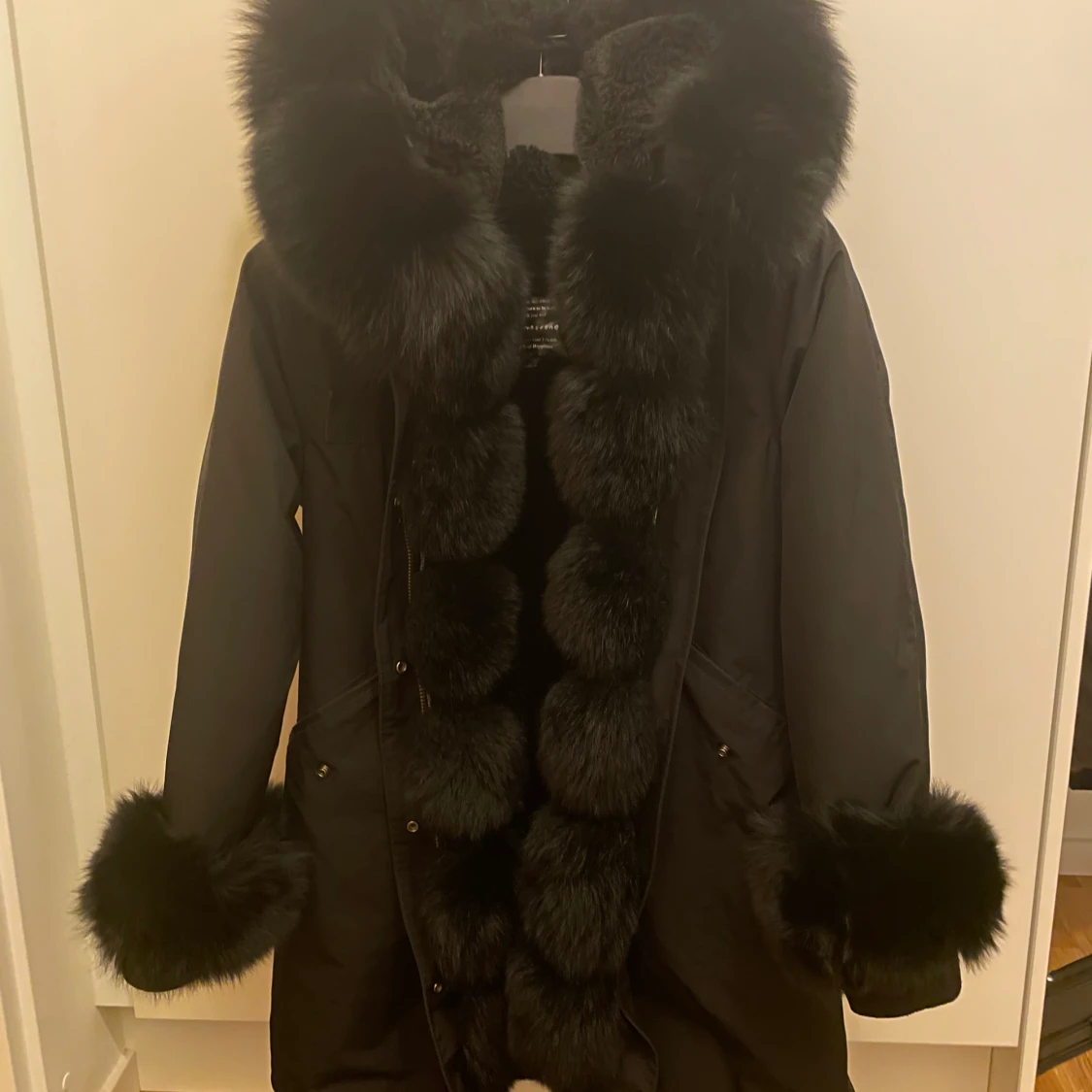 Svart vinter parka med svart äkta päls 