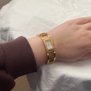 Klocka Calvin Klein  - Jättefin guldklocka från Calvin Klein. Mätt på handled 16 cm. Fint skick på klockan✨✨batteriet har tyvärr stannat, men går lätt att byta🤎