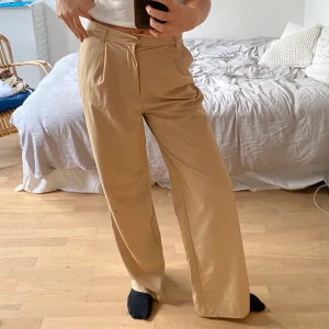 Kostymbyxor  - Skitsnygga kostymbyxor från Zara i lite mer loose variant, lång modell! 