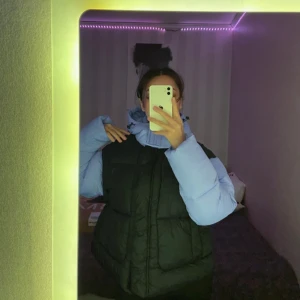 ASOS  - Blå/svart pufferjacka med avtagbar ärmar i storlek 32, jätte fint och varm är slutsåld i denna storle, har aldrig använt det för det är stort för mig. 