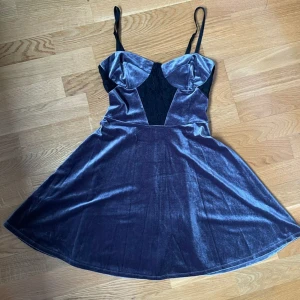 Klänning  - Sagolik klänning i grey velvet och glitter från TopShop som bara använts 1 gång 💖 Super snygga detaljer med spets och hjärtformad urringning. Passar bra till en date, night out, Halloween eller om man vill klä ut sig till fairy 🧚🏼‍♀️