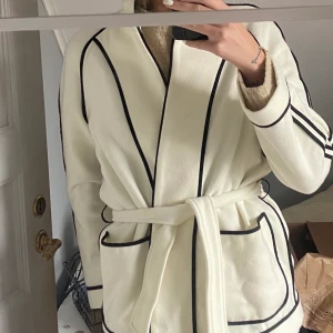 Kappa - Säljer min as snygga kappa, knappt använd men är några år gammal💓