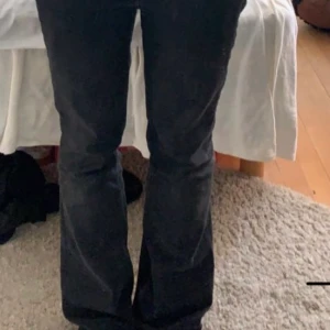 Jeans - Jättefina lågmidjade svarta jeans från zara 