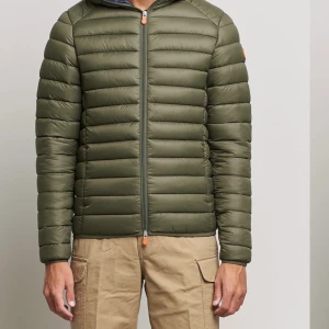 SAVE THE DUCK - JACKET - SAVE THE DUCK Donald Lightweight Padded Hooded Jacket Laurel Green. Aldrig använd säljer pga fel storlek.  Storlek XL, jackan är liten i storlek. Jackan är inköpt från CareOfCarl för 1799kr