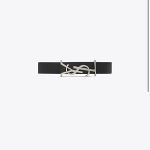 Ysl armband  - Säljer mitt fina ysl armband. Låda och dustbag finns. Köpt på Farfetch😍Använd Max 10 gånger! Nypris 2500kr