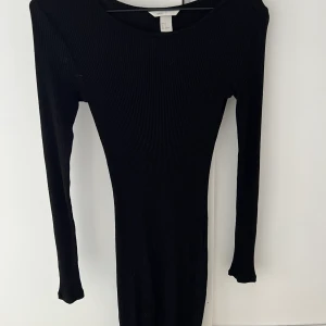 Ribbad klänning, strl XS/S - Ribbad känning i storlek XS/S. Går precis ovanför knäna (är ca 160cm lång). Frakt ingår ej i priset. 