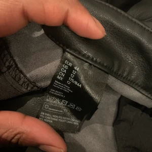 LÄDERBYXOR HM  - Säljer dessa läderbyxor! De är för stora för mig 🫶🏽! Jag kan mötas i stan men det går också att frakta. 