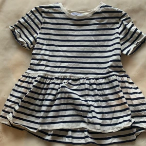 Zara Tröja - Säljer en jätte fin Zara tröja som inte går att få tag på längre🥰 st S och är inte liten i storleken, skulle säga att den passar upp till 162 ungefär 🥰 köparen står för frakt 