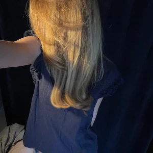 Tröja  - Säljer denhär jättefina t-shirten. Kommer aldrig till användning, köpt i Spanien så den går inte att köpa i Sverige!❤️